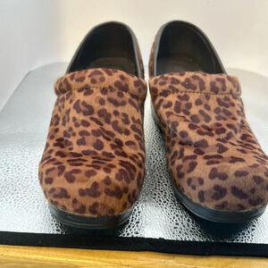 Croft and borrow lightly used clogs. They are very cute. Size 6 1/2.​​